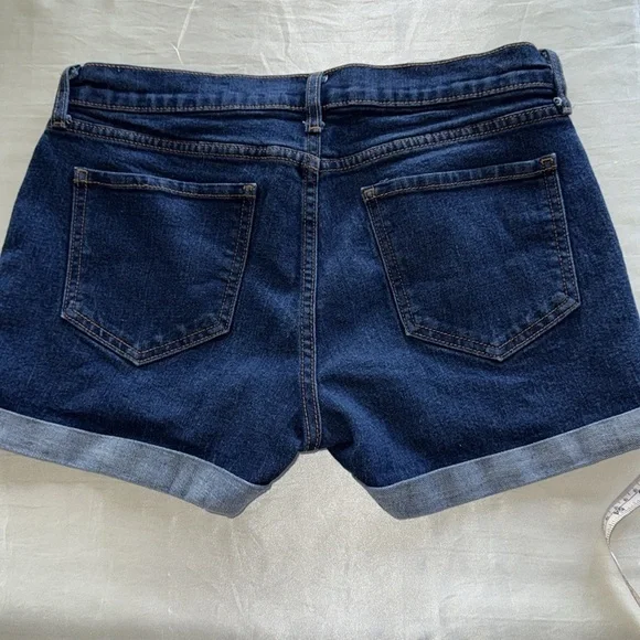 Old Navy Mid Rise Cuffed Dark Denim Shorts 3” Inseam Semi Fitted Stretch Size 6 - Picture 8 of 9